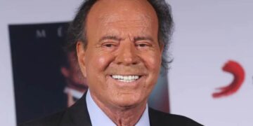 Julio Iglesias demanda a medio digital tras supuesto “montaje periodístico
