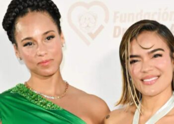 Karol G cumple un sueño al cantar con Alicia Keys