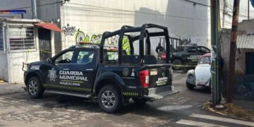 Hallan cuerpo sin vida frente a caseta policial en Naucalpan, Estado de México