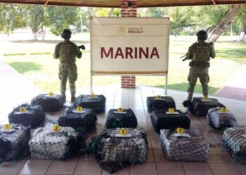 Marina asegura embarcación con 650 kilos de cocaína en costas de Michoacán