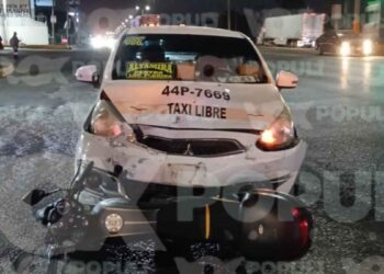 Motociclista se pasa el semáforo y choca contra un taxi en Altamira, Tamaulipas