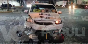 Motociclista se pasa el semáforo y choca contra un taxi en Altamira, Tamaulipas