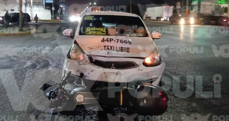 Motociclista se pasa el semáforo y choca contra un taxi en Altamira, Tamaulipas