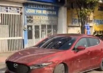 Mujer desata ataque a balazos contra vehículo en el Estado de México