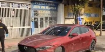 Mujer desata ataque a balazos contra vehículo en el Estado de México