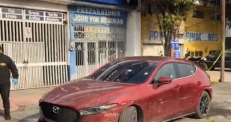 Mujer desata ataque a balazos contra vehículo en el Estado de México