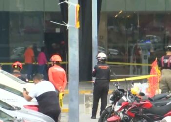 Mujer fallece tras caer del tercer piso en plaza comercial de Guadalupe, NL