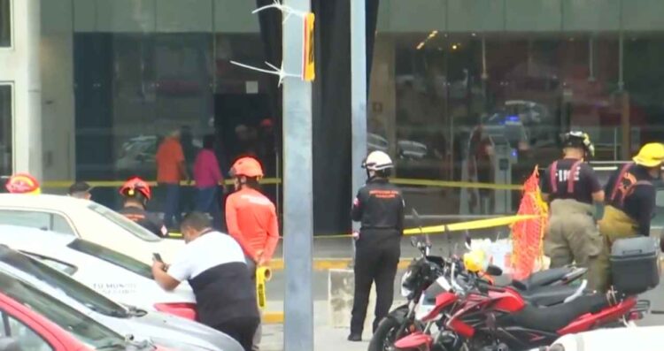 Mujer fallece tras caer del tercer piso en plaza comercial de Guadalupe, NL