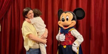 Nadia Ferreira vive un viaje inolvidable en Disney junto a su hijo