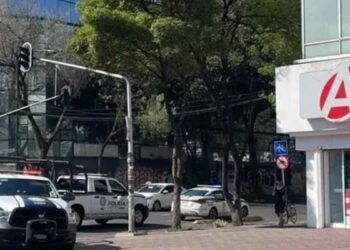 Pareja armada asalta farmacia y logra escapar en la Ciudad de México