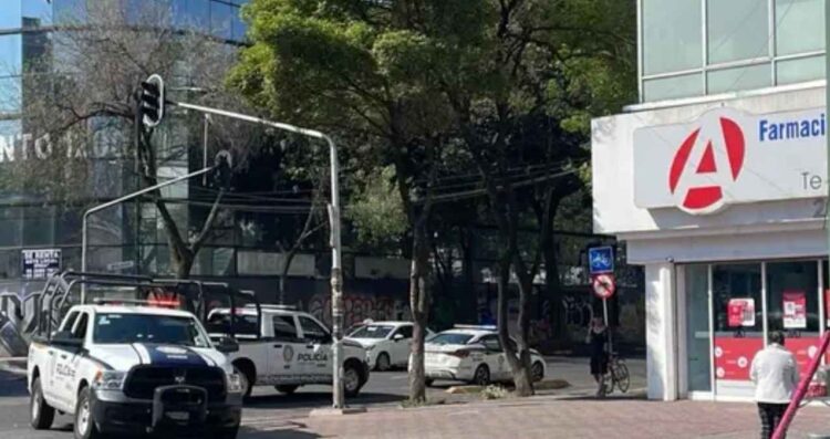 Pareja armada asalta farmacia y logra escapar en la Ciudad de México