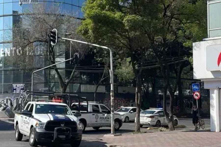 Pareja armada asalta farmacia y logra escapar en la Ciudad de México