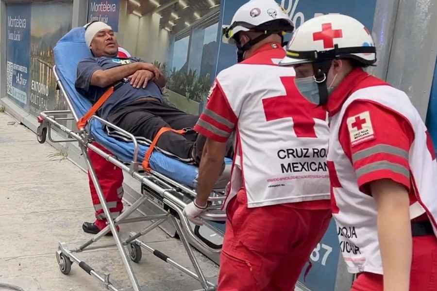 Peatón termina hospitalizado tras caerse y golpearse la cabeza en el centro de Monterrey, NL