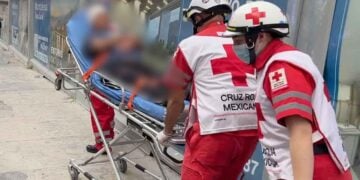 Peatón termina hospitalizado tras caerse y golpearse la cabeza en el centro de Monterrey, NL
