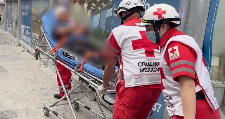 Peatón termina hospitalizado tras caerse y golpearse la cabeza en el centro de Monterrey, NL