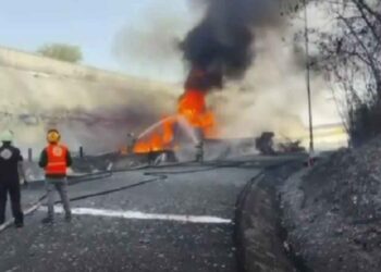 Pipa sufre aparatosa volcadura y se incendia en carretera a Reynosa en Juárez, Nuevo León