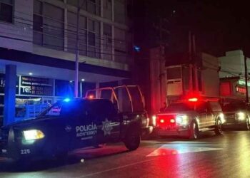 Rescatan a ocho jóvenes atrapados en un elevador en Monterrey, Nuevo León