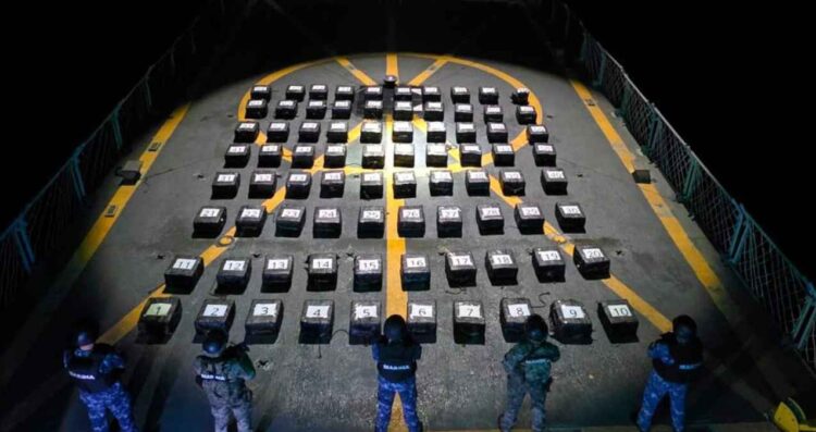 SEMAR decomisa cerca de dos toneladas de cocaína frente a costas de Acapulco, Guerrero