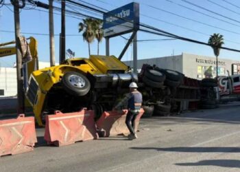 tráiler volcadura Centro Zapatero