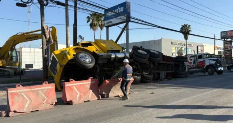 tráiler volcadura Centro Zapatero