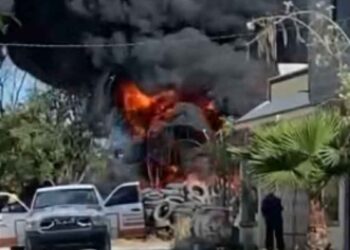 Se registra fuerte despliegue de brigadistas para sofocar fuego en lote baldío en Juárez, NL