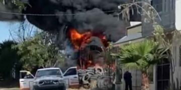 Se registra fuerte despliegue de brigadistas para sofocar fuego en lote baldío en Juárez, NL