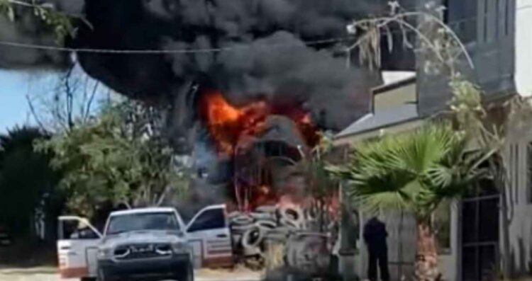 Se registra fuerte despliegue de brigadistas para sofocar fuego en lote baldío en Juárez, NL