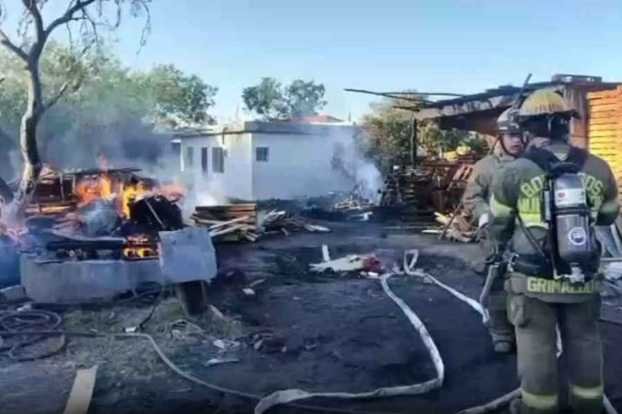 Se registra fuerte incendio en negocio de tarimas en Salinas Victoria, NL