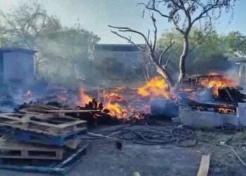 Se registra fuerte incendio en negocio de tarimas en Salinas Victoria, NL