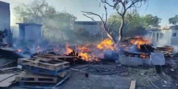 Se registra fuerte incendio en negocio de tarimas en Salinas Victoria, NL
