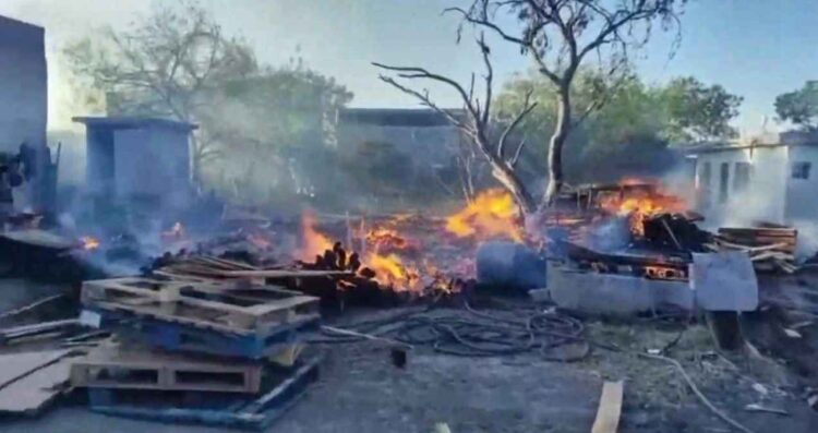 Se registra fuerte incendio en negocio de tarimas en Salinas Victoria, NL