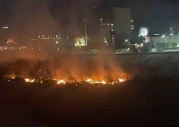 fuerte incendio Río Santa Catarina