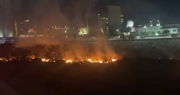 fuerte incendio Río Santa Catarina