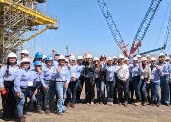 Sheinbaum y gobernadores verifican nuevas plataformas petroleras en Veracruz