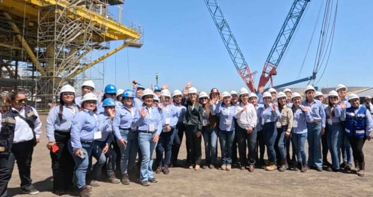 Sheinbaum y gobernadores verifican nuevas plataformas petroleras en Veracruz