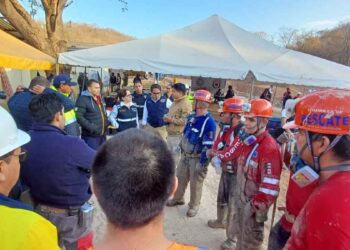 Siguen sin localizar a los 3 mineros atrapados en la mina Santa Fe de El Rosario, Sinaloa, tras más de 130 horas de trabajo