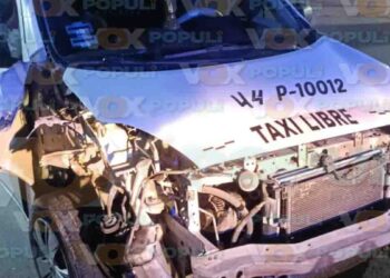 Taxista se duerme al volante y choca contra poste de Farmacia en Altamira, Tamaulipas