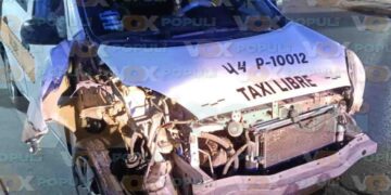 Taxista se duerme al volante y choca contra poste de Farmacia en Altamira, Tamaulipas