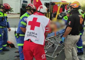 Trabajador queda lesionado tras caerle varias tarimas de madera mientras laboraba en San Pedro, NL