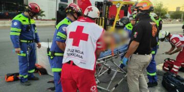 Trabajador queda lesionado tras caerle varias tarimas de madera mientras laboraba en San Pedro, NL