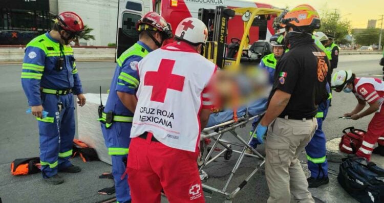 Trabajador queda lesionado tras caerle varias tarimas de madera mientras laboraba en San Pedro, NL