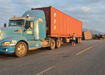 Tractocamión y contenedor chocan en Tula, Tamaulipas 