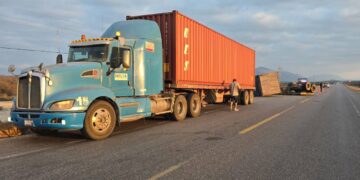 Tractocamión y contenedor chocan en Tula, Tamaulipas 