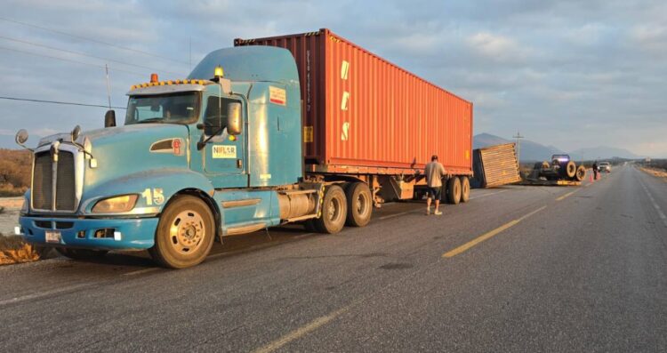 Tractocamión y contenedor chocan en Tula, Tamaulipas 