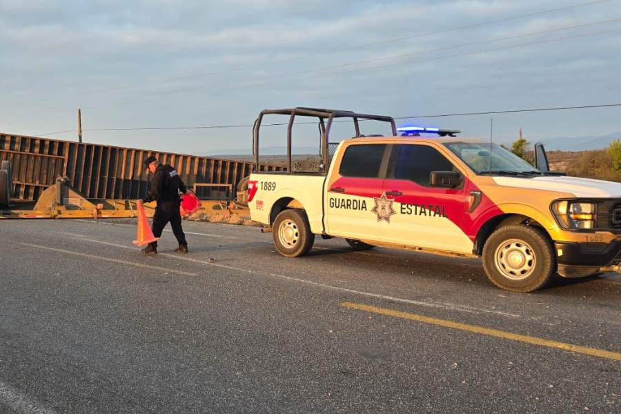 Tractocamión y contenedor chocan en Tula, Tamaulipas 