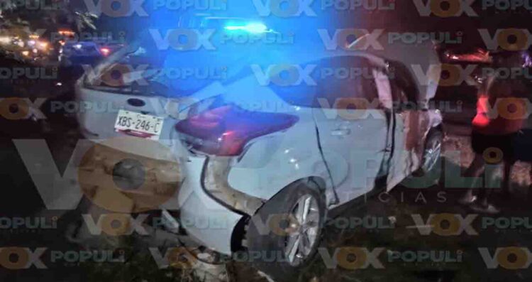 Tráiler embiste y arrastra auto en Güémez, Tamaulipas