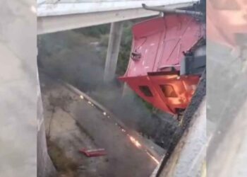 Tráiler queda suspendido en puente y provoca cierre de la autopista en Maravatío, Michoacán