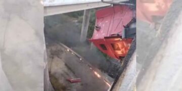 Tráiler queda suspendido en puente y provoca cierre de la autopista en Maravatío, Michoacán