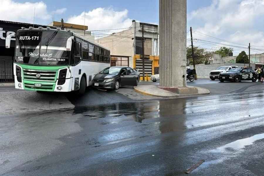 Unidad de transporte choca contra automóvil en Monterrey, Nuevo León