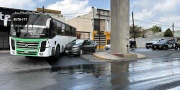 Unidad de transporte choca contra automóvil en Monterrey, Nuevo León